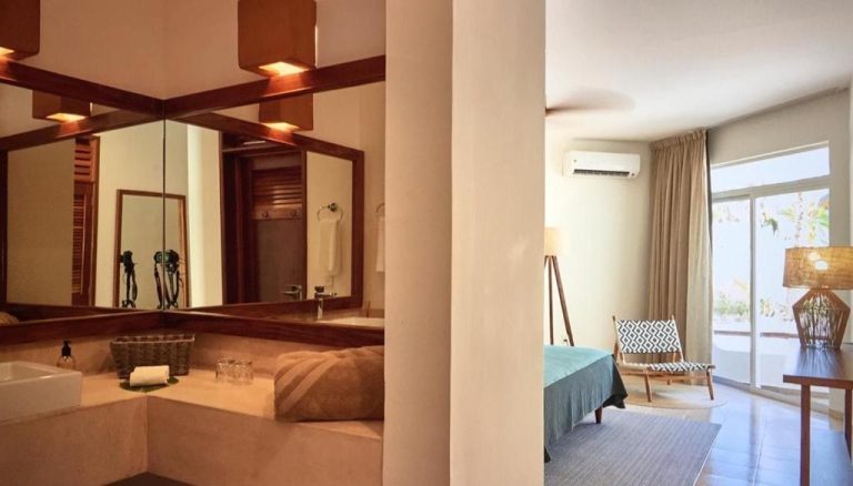 Baño con espejo de madera y dormitorio con aire acondicionado y terraza en Casa Altamar