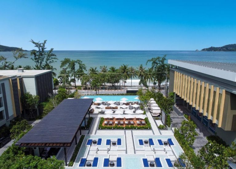 Piscina exterior con tumbonas y vistas al mar del Four Points by Sheraton Phuket Patong Beach Resort