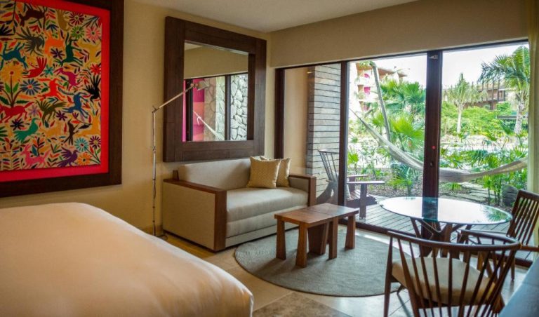 Suite con terraza privada, hamaca y jardín tropical en Hotel Xcaret Arte Adults Only México