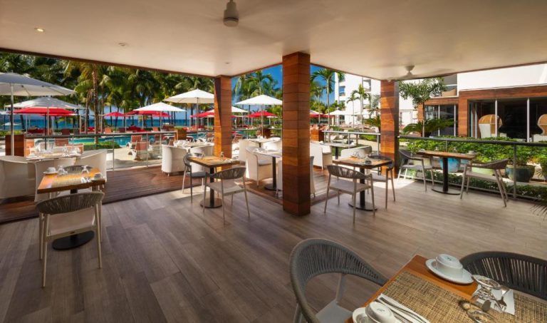 Restaurante terraza con vistas a la piscina y playa del S Hotel Montego Bay Jamaica