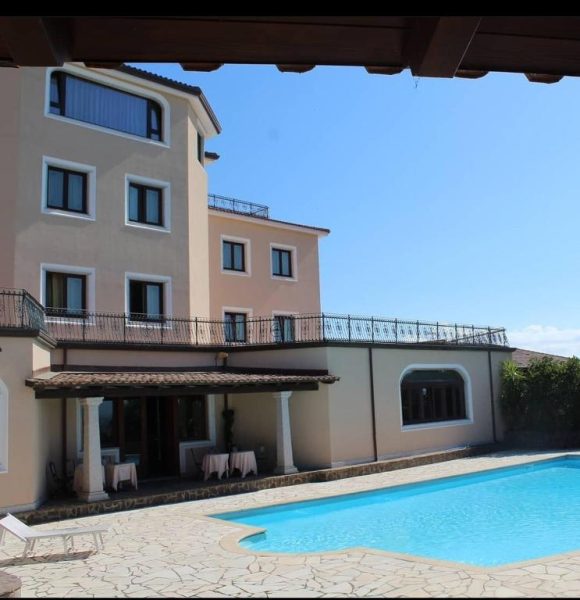 Piscina exterior y terraza con vistas al jardín del Hotel Le Tre Rose en Italia