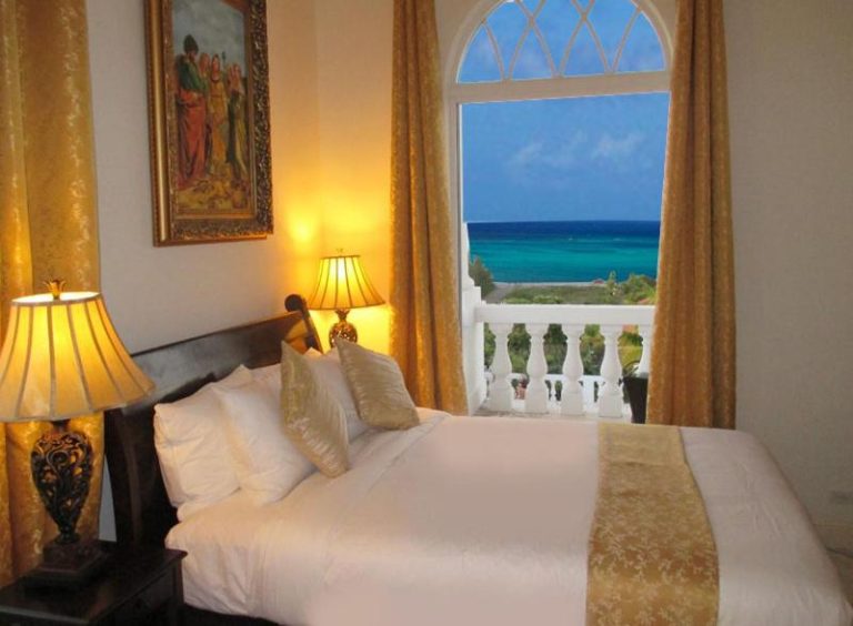 Habitación doble con cama king y vistas al mar turquesa en Ocean West Boutique Hotel