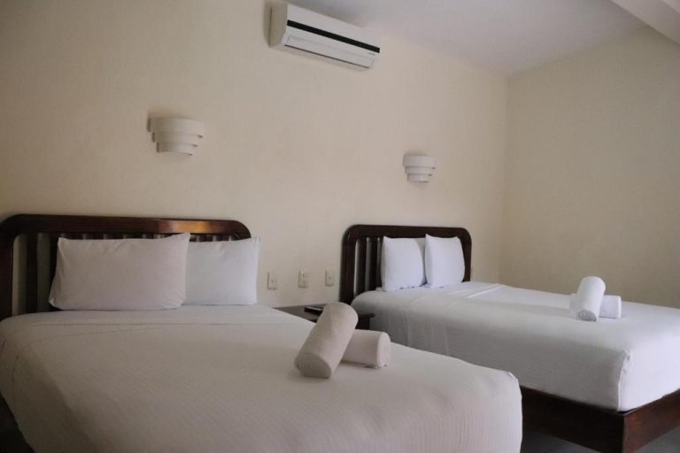 Habitación doble con dos camas individuales y aire acondicionado en Hotel Caribe