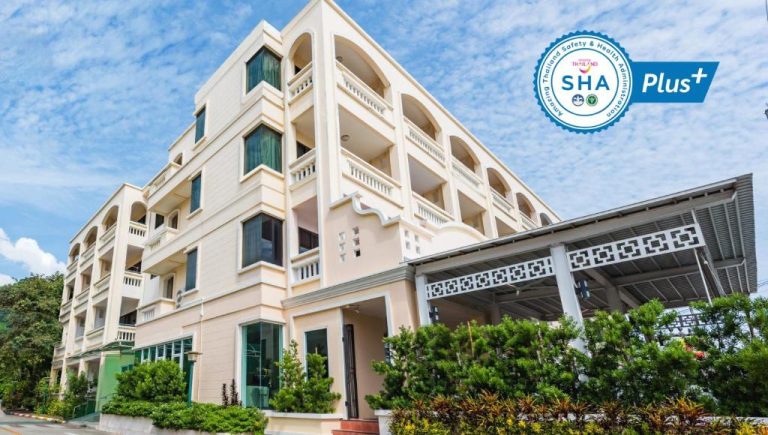 Fachada exterior del Park 38 Hotel con certificación SHA Plus de Tailandia y jardines tropicales