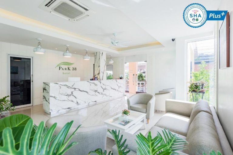 Recepción de mármol blanco y zona de descanso en el lobby del Park 38 Hotel en Tailandia