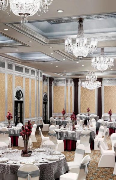 Elegante salón de banquetes con arañas de cristal y mesas decoradas en el Taj Mahal Tower Mumbai