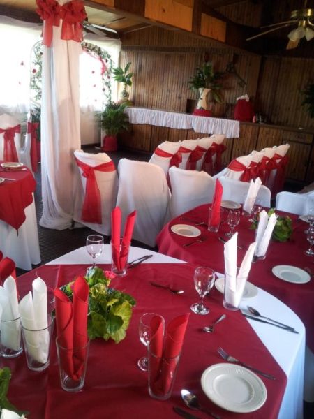 Salón de bodas del Verney House Resort decorado en rojo y blanco con mesas elegantemente preparadas