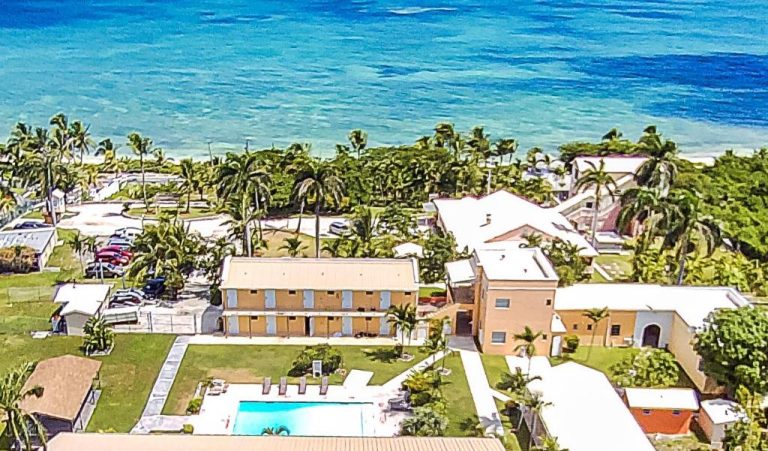 Vista aérea del Orange Hill Beach Inn con piscina exterior y acceso directo a la playa del Caribe