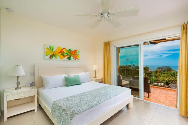 Habitación doble con cama king y terraza con vistas al mar en Jardin del Eden Boutique Hotel