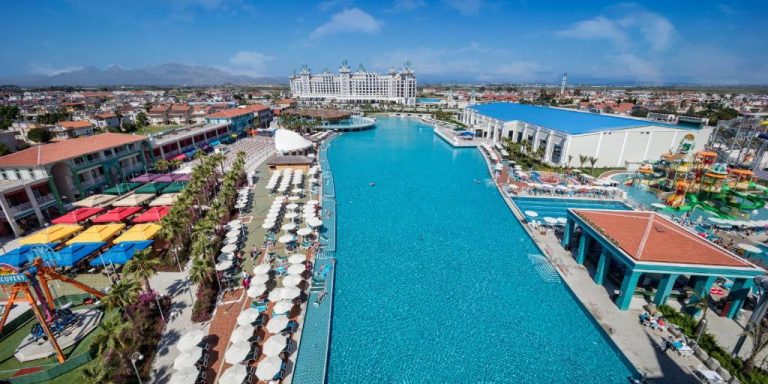 Vista aérea de la enorme laguna piscina y parque acuático del Granada Luxury Belek en Turquía