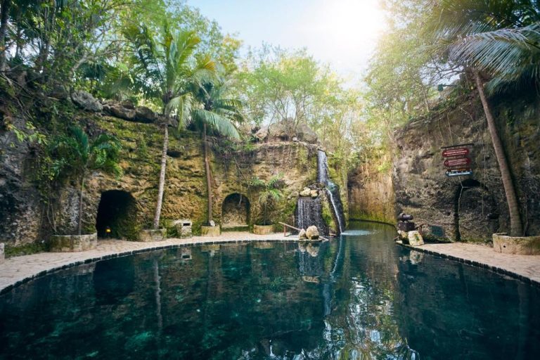 Piscina natural con cascada y cuevas de roca en Hotel Xcaret Arte Adults Only México