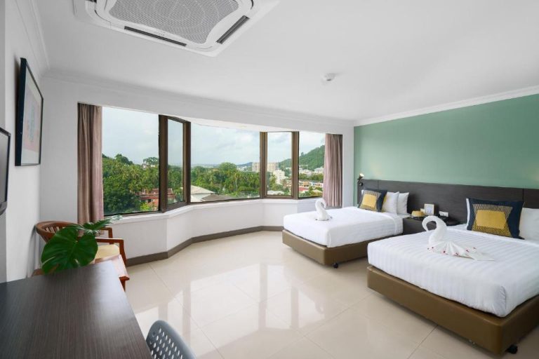 Habitación doble con dos camas y amplia ventana con vistas panorámicas en I Pavilion Hotel Phuket