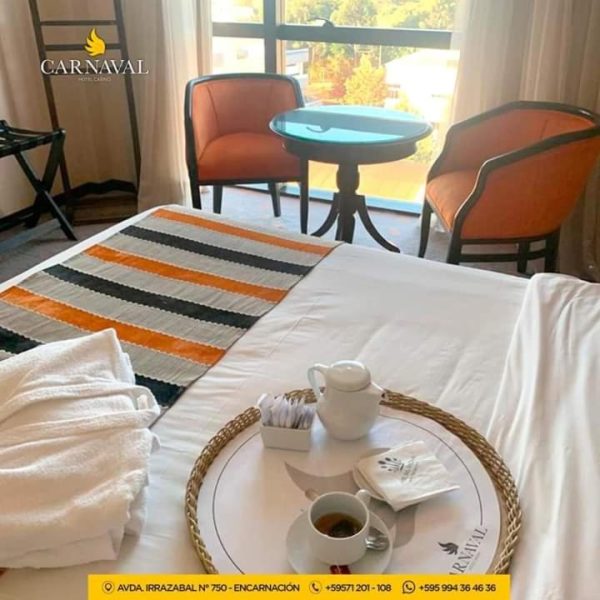 Habitación con servicio de té en bandeja y decoración elegante en Carnaval Hotel Casino Encarnación