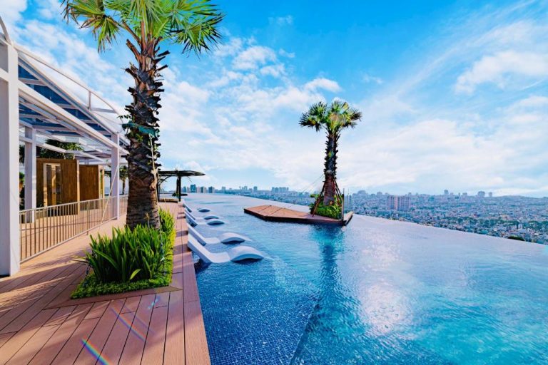 Piscina infinita en la azotea del La Vela Saigon Hotel con vistas panorámicas a la ciudad de Ho Chi Minh