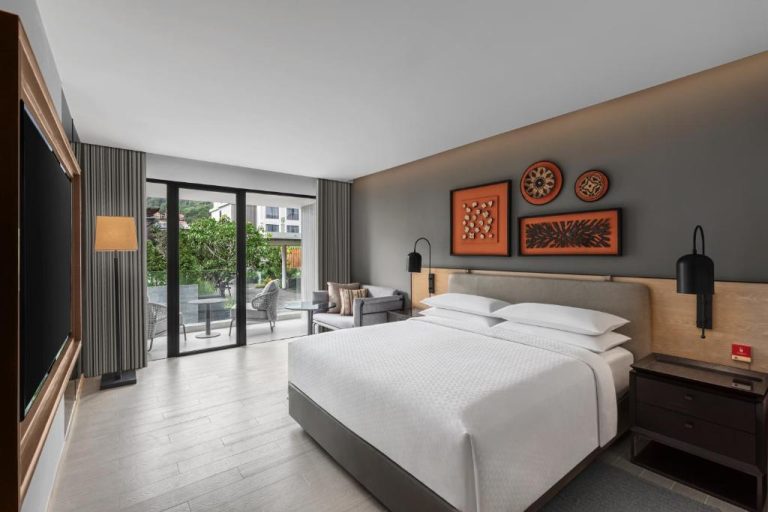 Habitación deluxe con cama king y terraza exterior en Four Points by Sheraton Phuket Patong Beach Resort