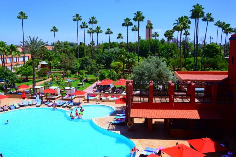 Piscina exterior con tumbonas y palmeras del TUI BLUE Medina Gardens Adults Only en Marrakech