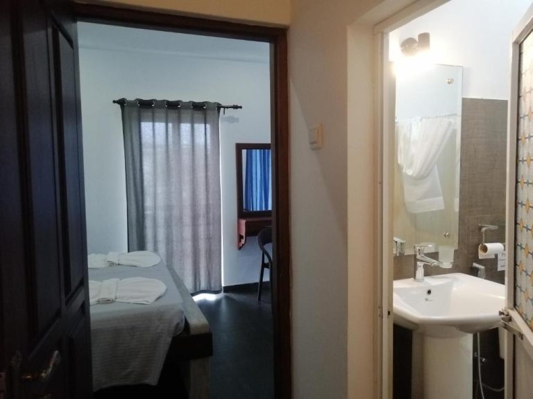 Habitación doble con baño privado y lavabo en Le Petit Hotel & Restaurant