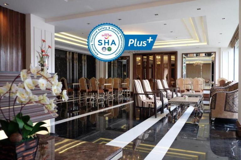 Elegante lobby y salón comedor del Methavalai Residence Hotel con certificación SHA Plus de Tailandia
