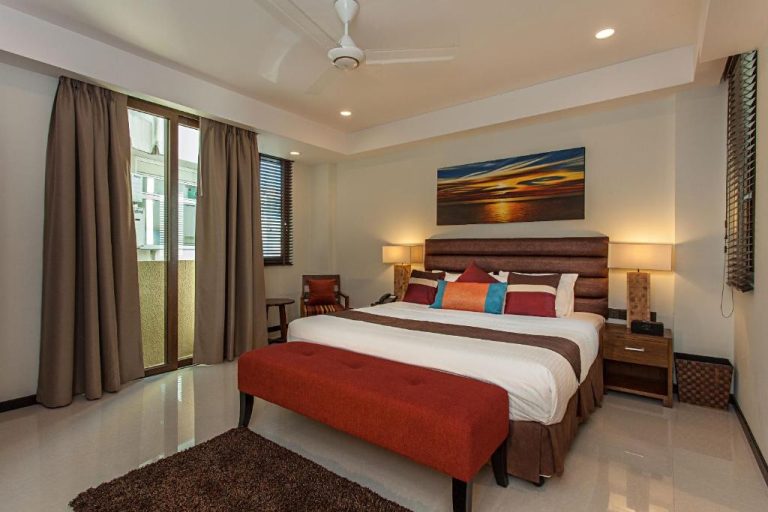 Habitación doble superior con cama king size y decoración moderna en The Somerset Hotel