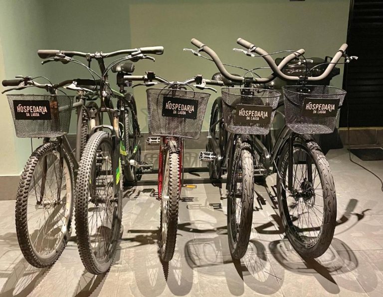Bicicletas de alquiler con cestas personalizadas de Hospedaria da Lagoa disponibles para huéspedes