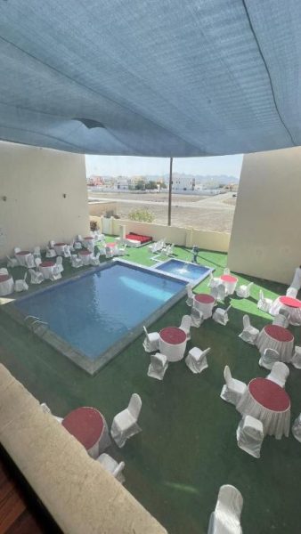 Terraza con piscina y zona de eventos del Ibra Plaza Hotel con mesas y sillas decoradas