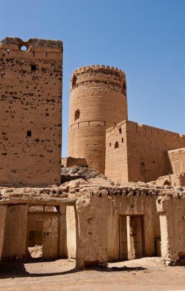 Torre y murallas de la fortaleza histórica junto al Ibra Plaza Hotel en Omán