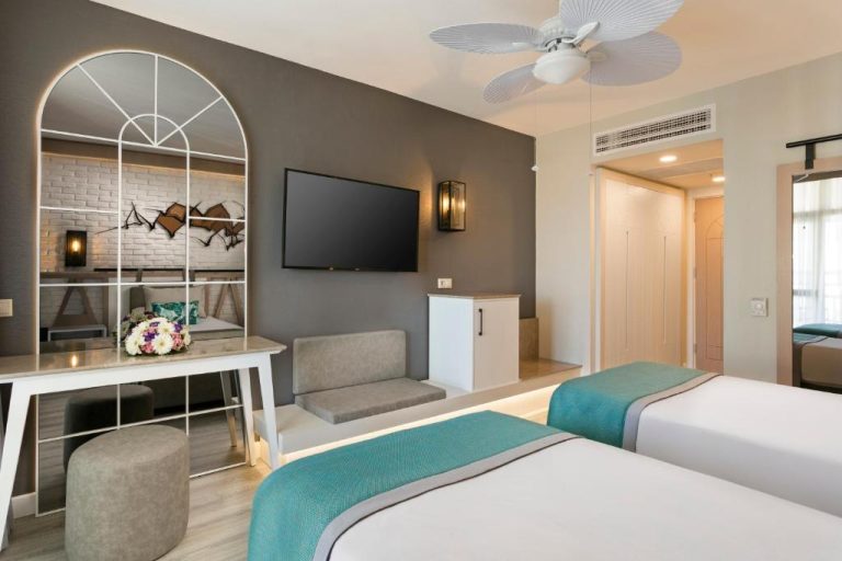Habitación doble moderna con dos camas y TV en Limak Arcadia Sport Resort Belek
