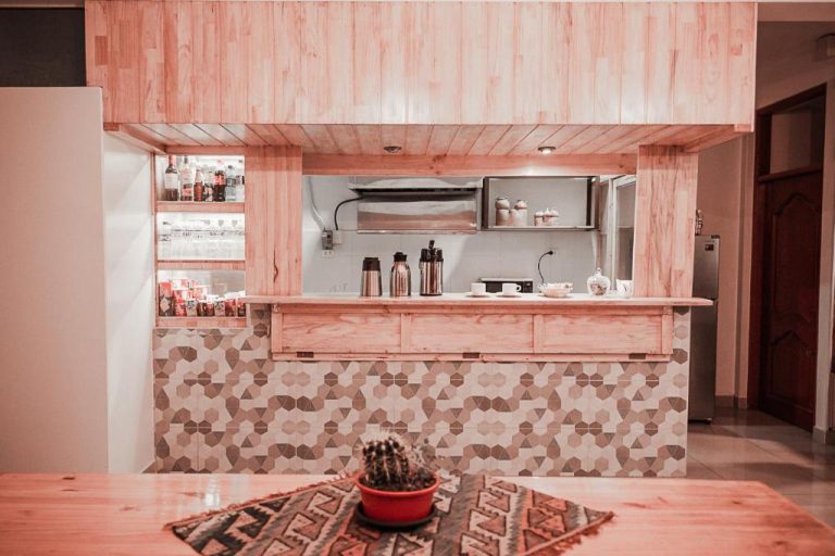 Barra de cocina con encimera de madera y azulejos decorativos en Casa Matara Boutique