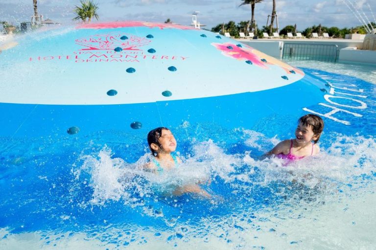 Niñas jugando en la zona de juegos acuáticos del Hotel Monterey Okinawa Spa & Resort