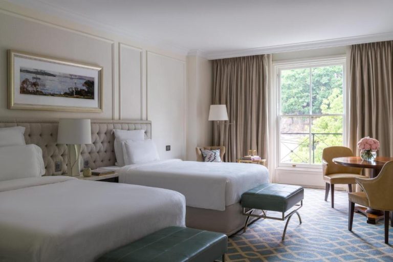 Habitación doble de lujo con dos camas y vista al jardín en The Langham Sydney