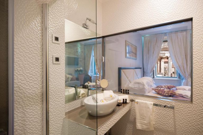 Baño de lujo con lavabo independiente y ventana al dormitorio en Heritage Hotel Antique Split