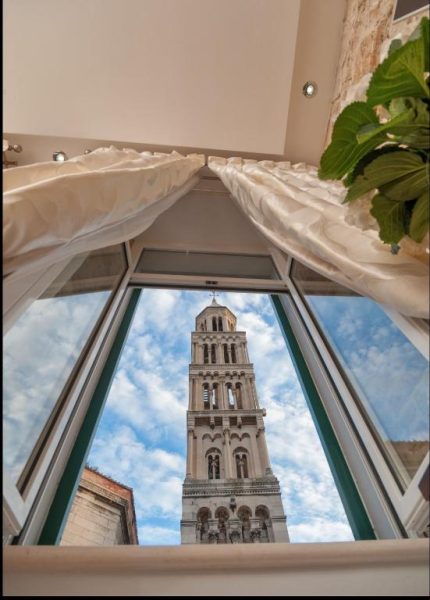 Vista desde la ventana al campanario de la Catedral de San Doymo en Heritage Hotel Antique Split