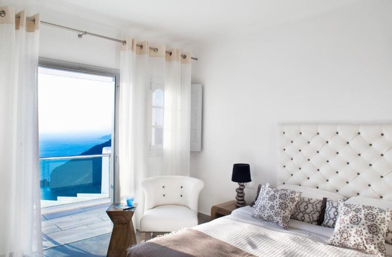 Habitación de lujo con cama doble y vistas al mar en Belvedere Suites Santorini