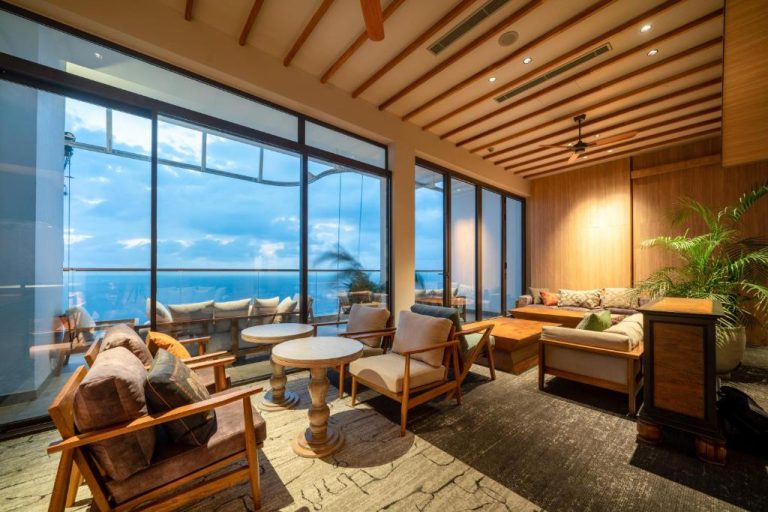 Elegante salón lounge con vistas panorámicas al mar en el Granbell Hotel Colombo