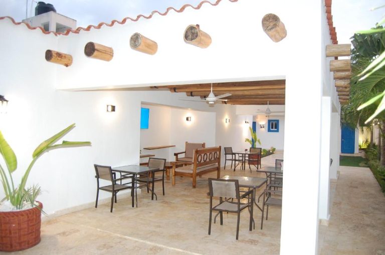 Terraza comedor al aire libre con mesas y sillas del Nuovo Hotel Playa Catalina