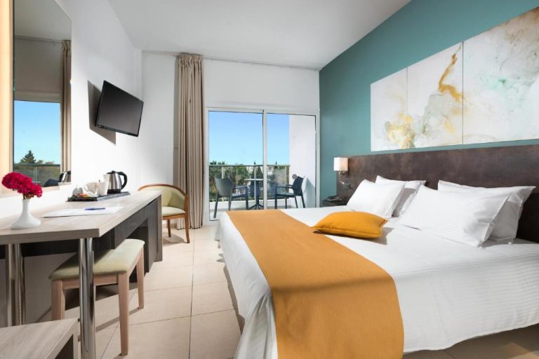 Habitación doble con cama king, terraza exterior y decoración moderna en el Mayfair Hotel