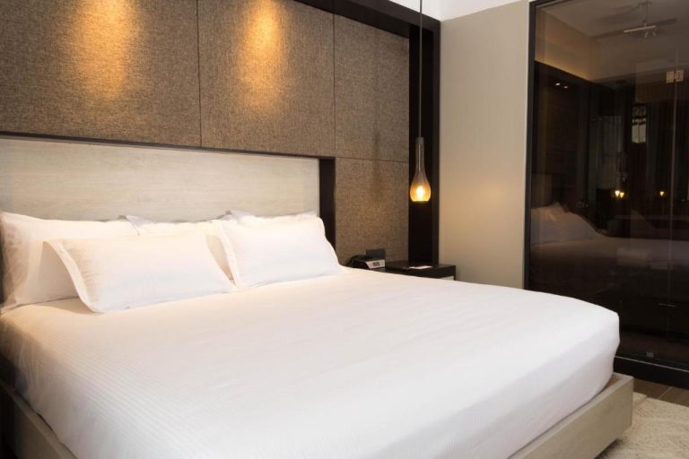 Habitación con cama king size y decoración moderna en Eb Hotel by Eurobuilding Quito Airport