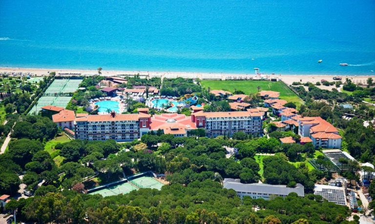 Vista aérea del Belconti Resort Hotel con piscinas, jardines y acceso directo a la playa