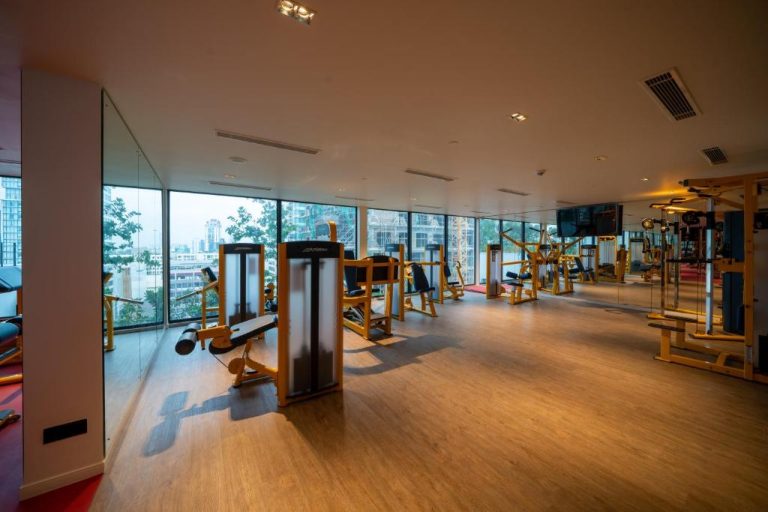 Gimnasio moderno con máquinas de musculación y vistas a la ciudad en Granbell Hotel Colombo
