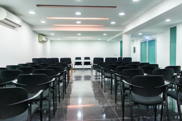 Sala de reuniones y conferencias con sillas negras y aire acondicionado en Hotel Vip Praia