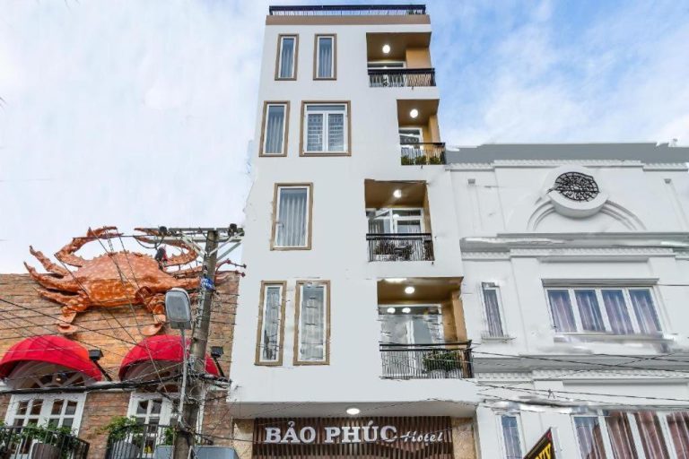 Fachada exterior del Bao Phuc Hotel, edificio blanco moderno de varios pisos con balcones en Vietnam
