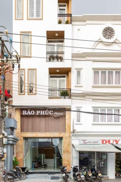 Fachada exterior del Bao Phuc Hotel con balcones y entrada principal en Vietnam