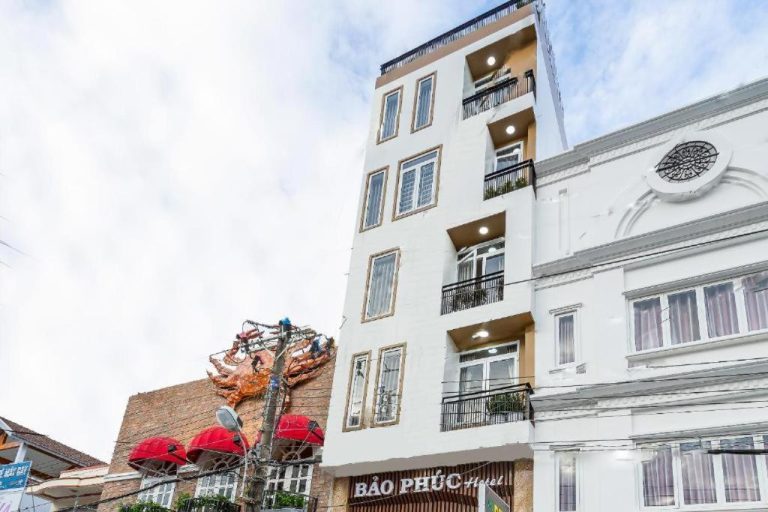 Fachada exterior del Bao Phuc Hotel, edificio blanco de varios pisos con balcones en Vietnam