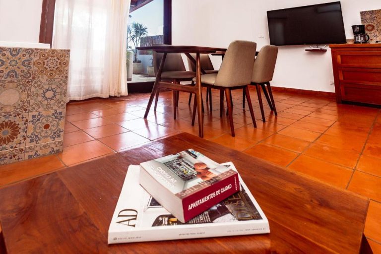 Sala de estar con mesa de centro y revista Apartamentos de Ciudad en Fabiola Condo Hotel México
