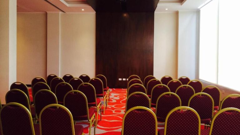 Sala de conferencias con sillas rojas y doradas del Carnaval Hotel Casino lista para eventos