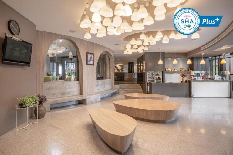 Recepción y lobby moderno con lámparas colgantes del I Pavilion Hotel Phuket, certificado SHA Plus