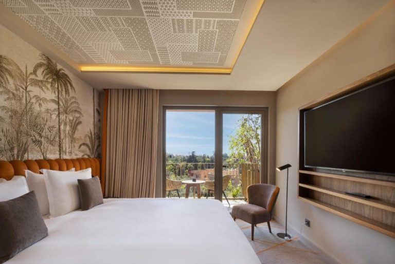 Habitación de lujo con cama king, terraza y vistas panorámicas en Hotel Jadali & Spa Marrakech
