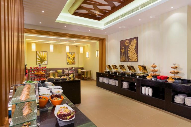 Buffet libre con variedad de platos calientes y fríos en el restaurante del Centara Muscat Hotel Oman