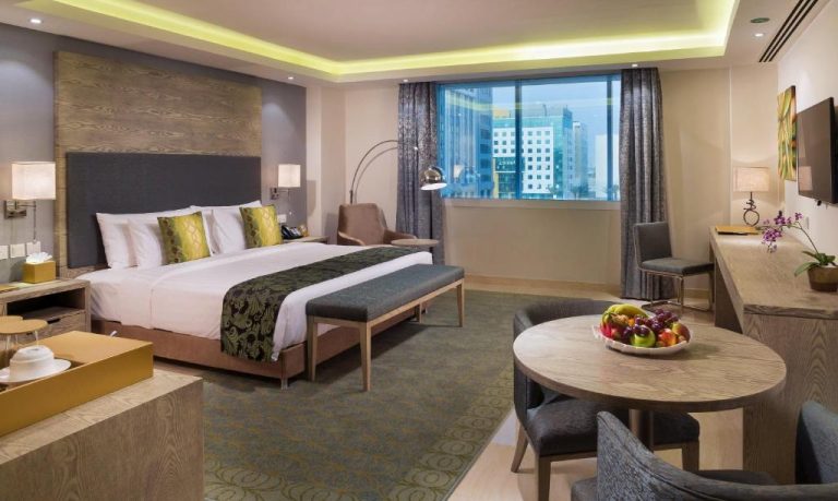 Habitación deluxe con cama king size y vistas a la ciudad en Centara Muscat Hotel Oman
