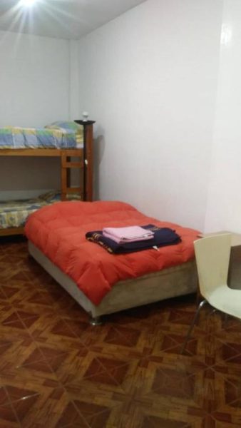 Habitación con cama matrimonial y litera en Hospedaje Del Pilar en Magdalena del Mar
